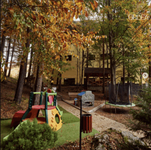 Unul dintre locurile de joacă pentru copii de la complexul turistic Domeniul Gîrbea